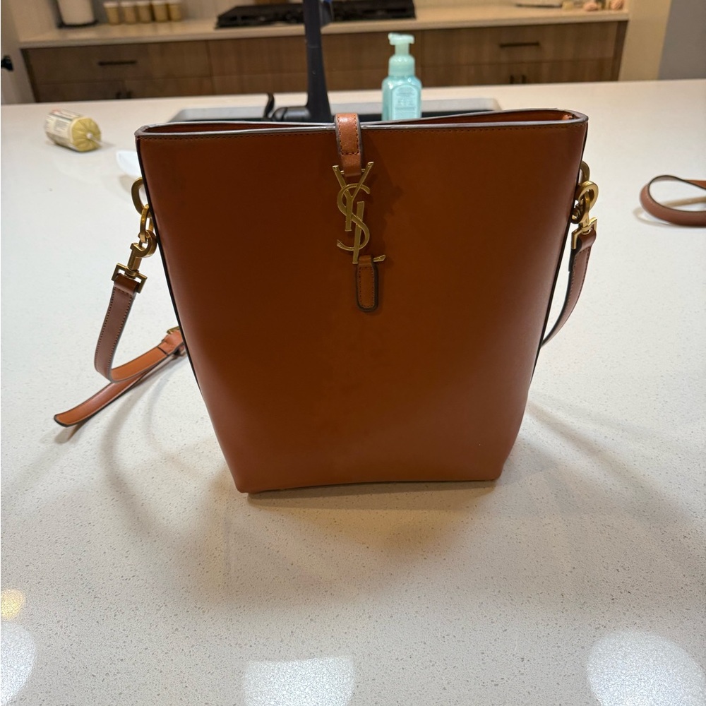 NWOT crossbody bucket handbag